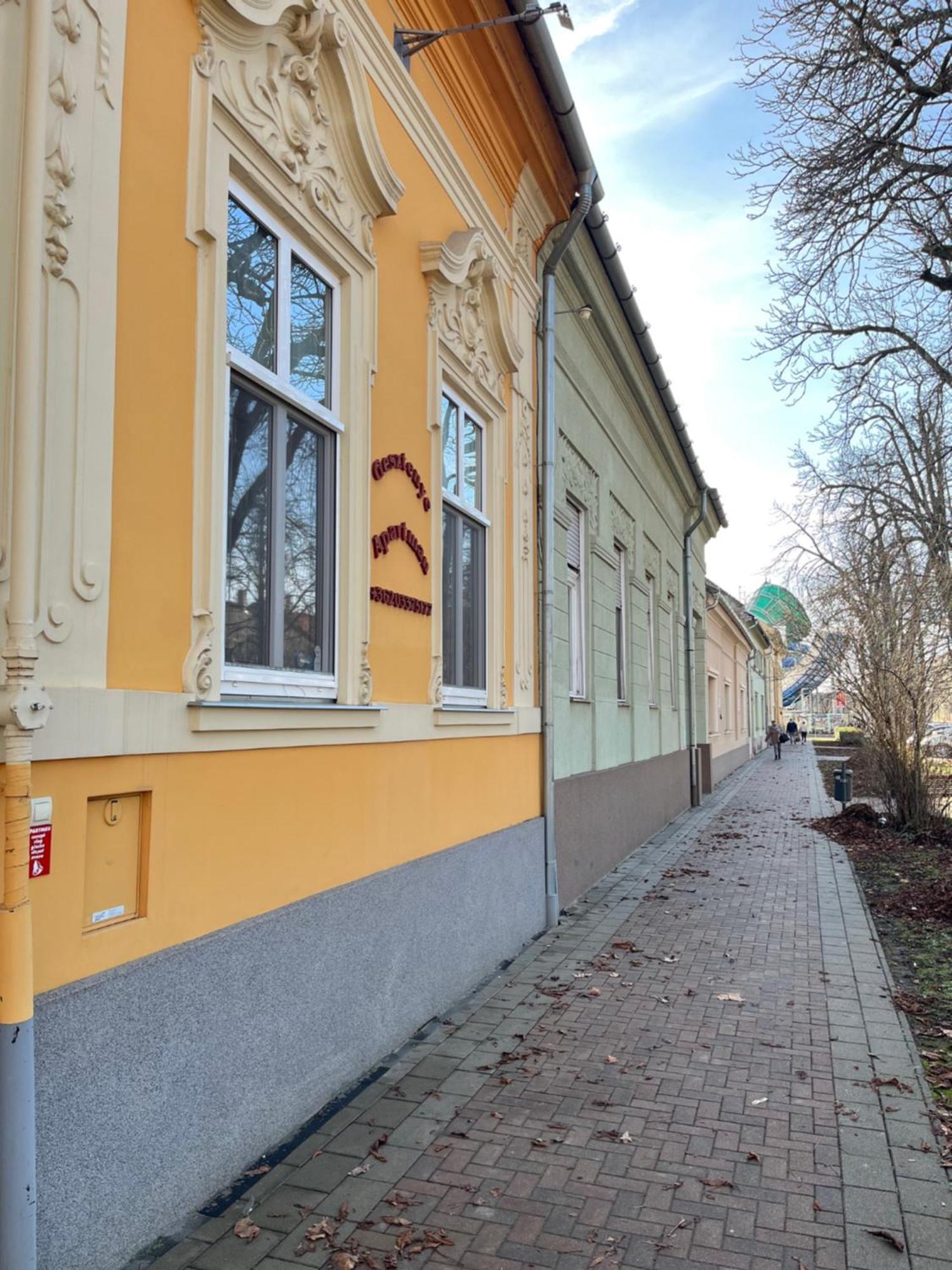 Gesztenye Apartman Makó Exterior foto